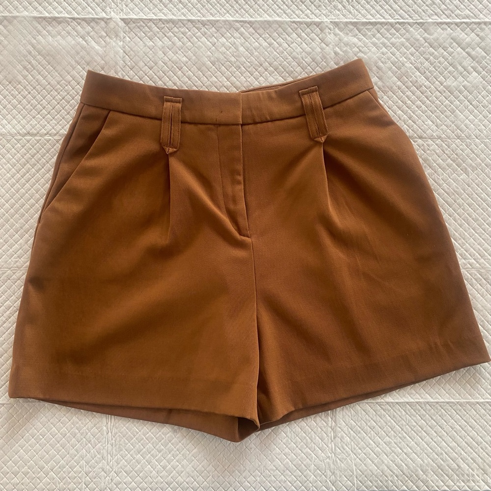 SEZANE ZOE SHORTS in color caramel. Size 38 in France, size 6 US. No belt.